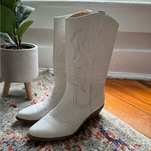 SOLD Women’s White Cowboy Boots